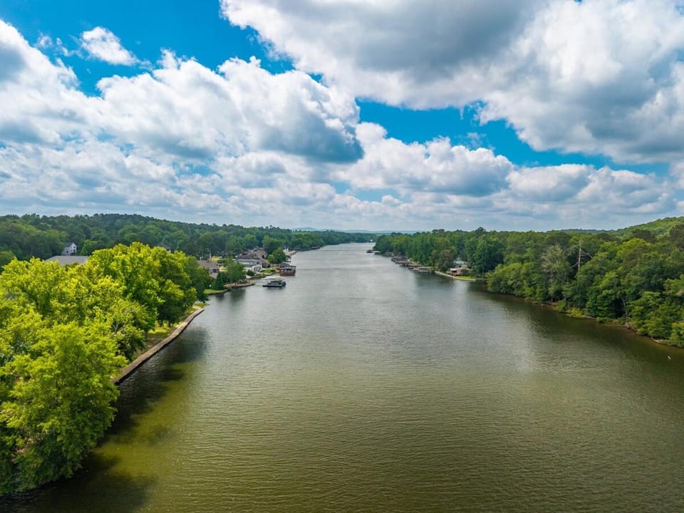 Waterfront Condo Near Oaklawn & Downtown Hot Springs Apartment in Garland County