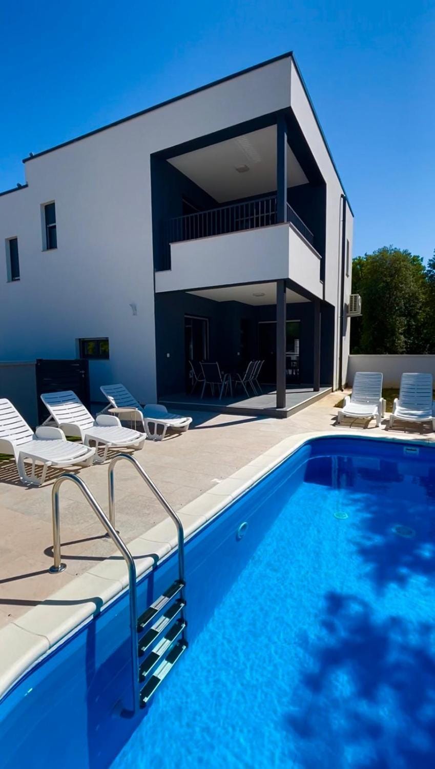 Property building, Patio, Day, Pool view, Swimming pool, sunbed