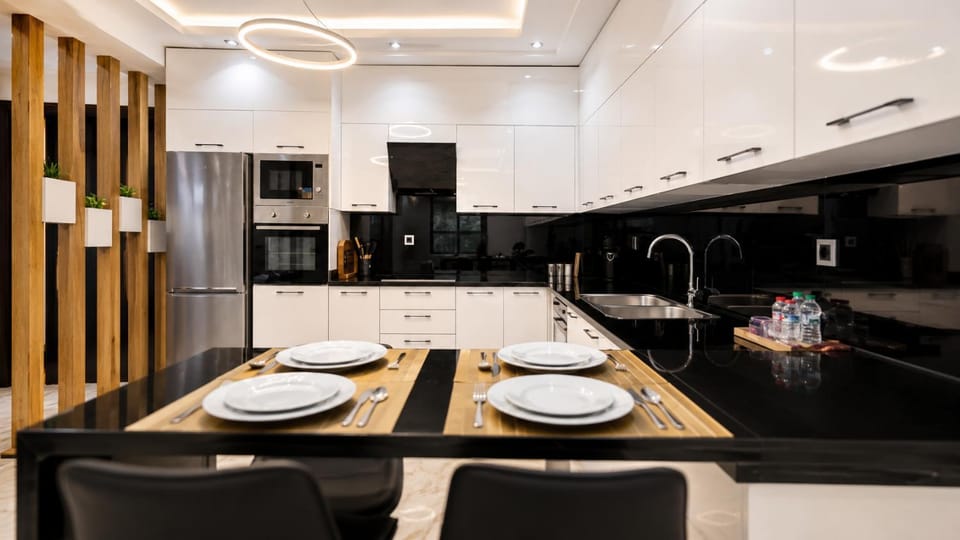 Kitchen or kitchenette, Dining area, microwave, minibar, oven