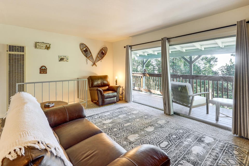 Deck & Mtn Views! Woodsy Haven in Running Springs House in Running Springs