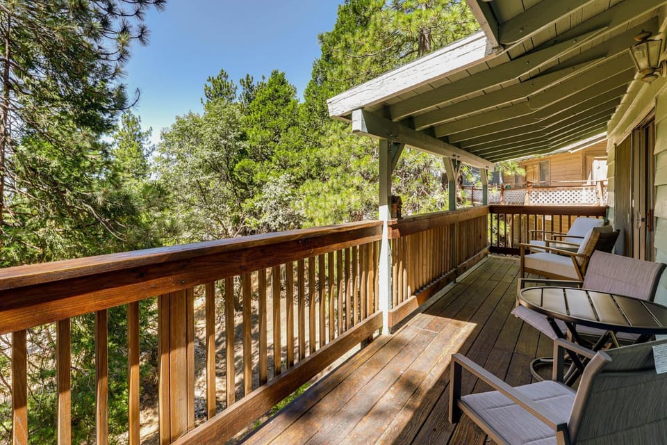 Deck & Mtn Views! Woodsy Haven in Running Springs House in Running Springs