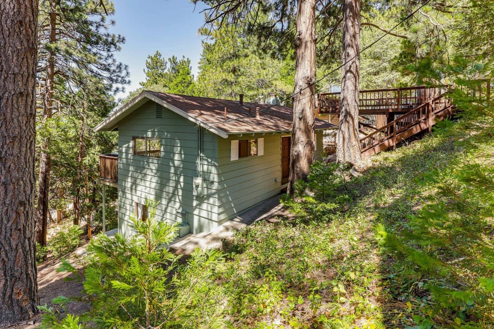 Deck & Mtn Views! Woodsy Haven in Running Springs House in Running Springs