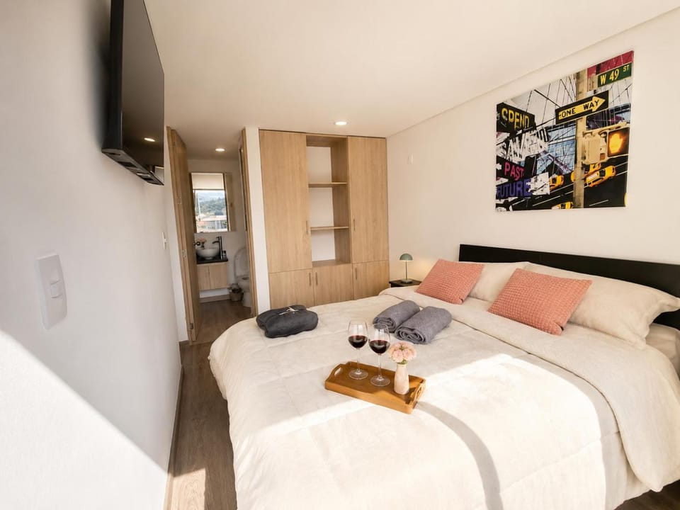 Bed, TV and multimedia, Photo of the whole room, Bedroom, towels