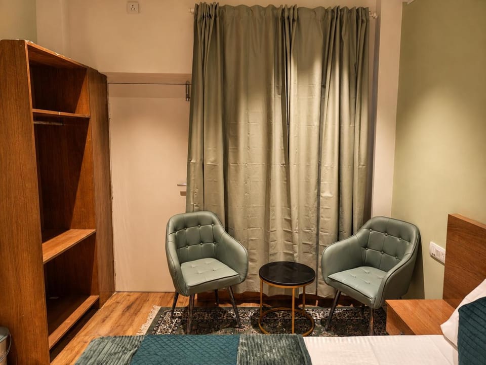 Bed, Living room, Photo of the whole room, Seating area, Bedroom