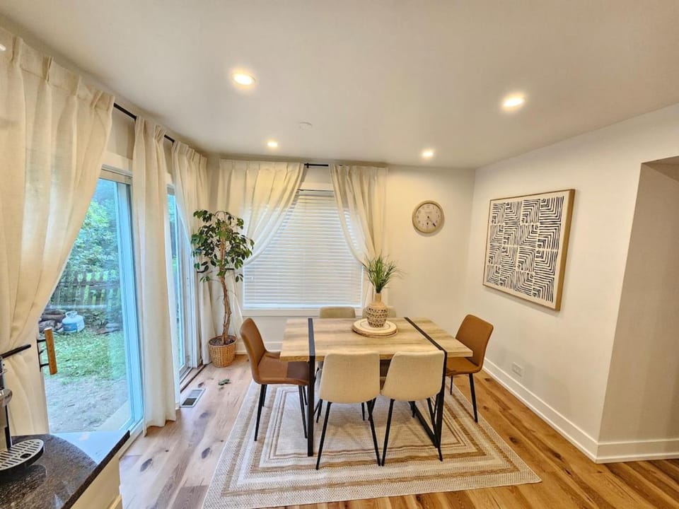 Private Nature Retreat King Suite Sleeps 8 House in Gurnee