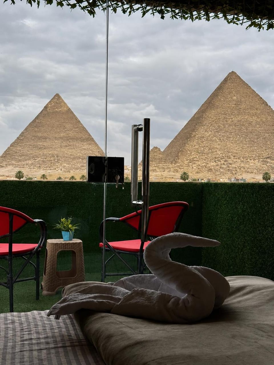Patio, Day, Natural landscape, TV and multimedia, Living room, Seating area, Mountain view