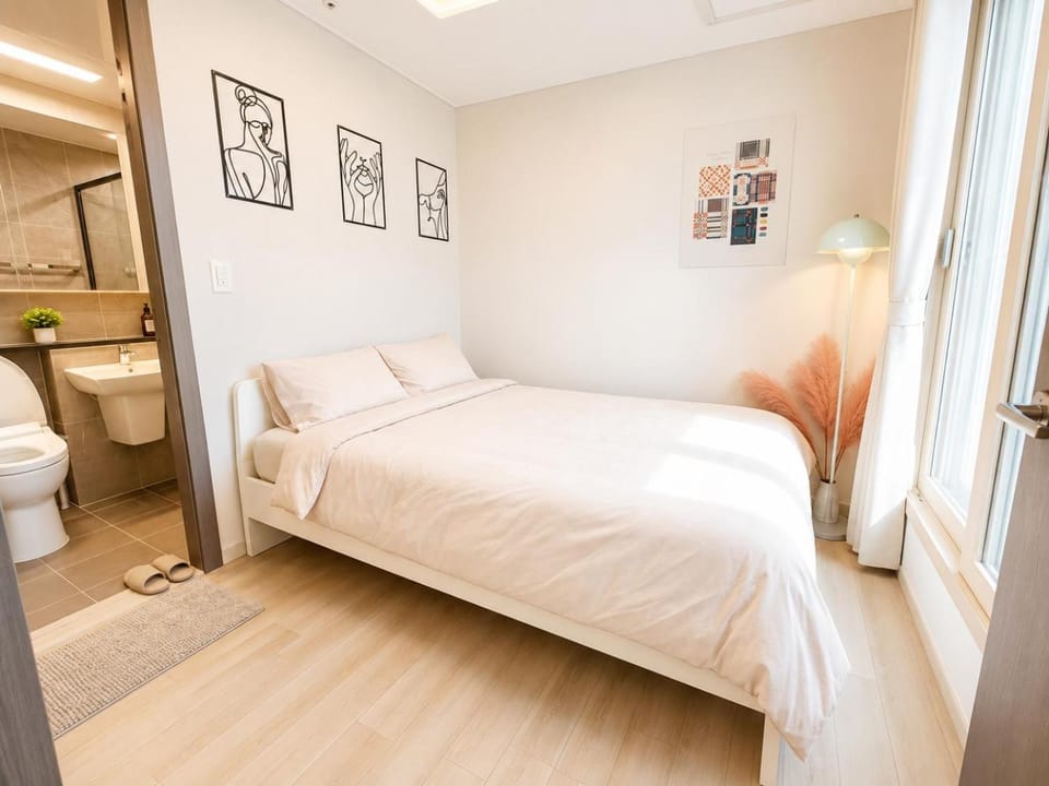 Toilet, Bed, Bathroom, Photo of the whole room, Bedroom, towels