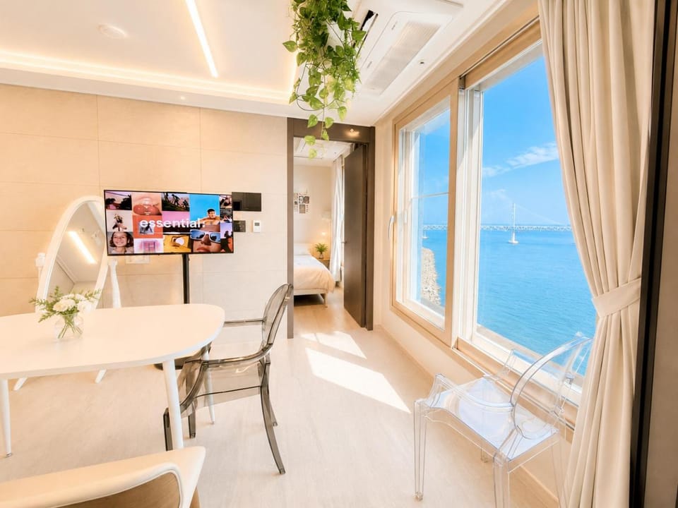 Communal lounge/ TV room, TV and multimedia, Living room, Seating area, Sea view