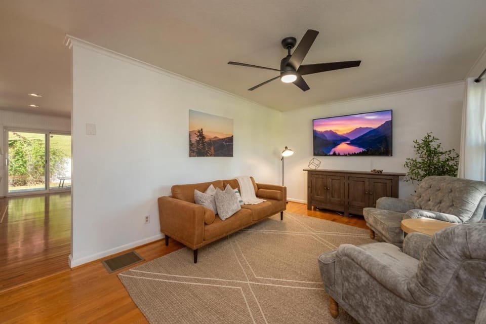 Cozy Mountain Getaway Hot Tub Pets Welcome House in Fairview