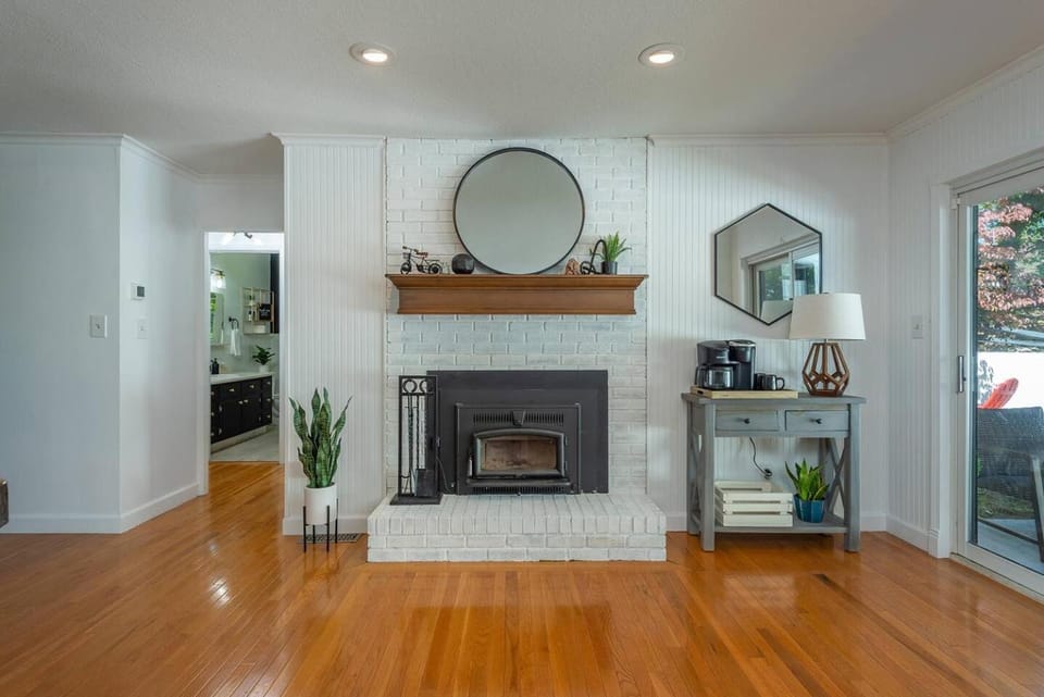 Cozy Mountain Getaway Hot Tub Pets Welcome House in Fairview