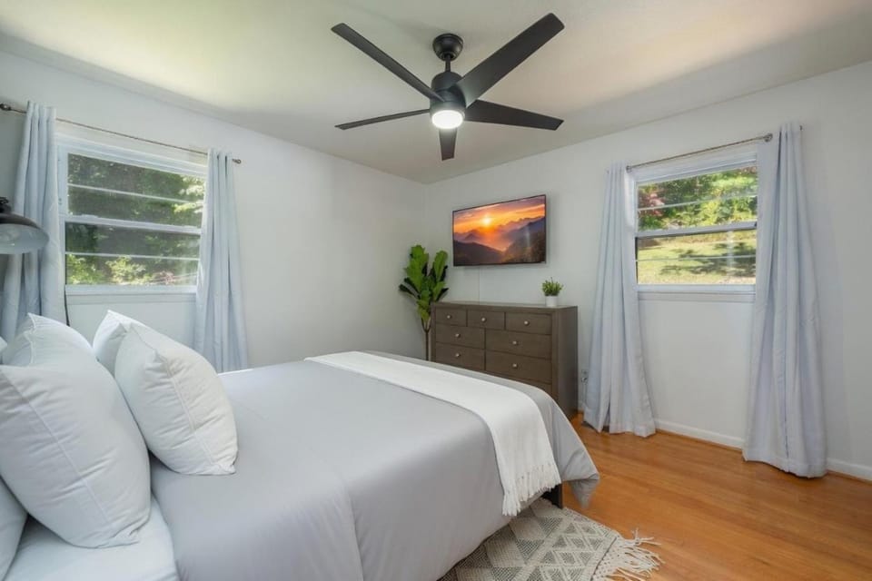 Cozy Mountain Getaway Hot Tub Pets Welcome House in Fairview