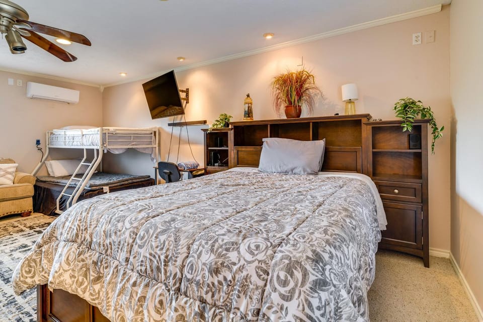 Shared Game Area! Tomball Apt 7 Mi to Downtown Apartment in The Woodlands