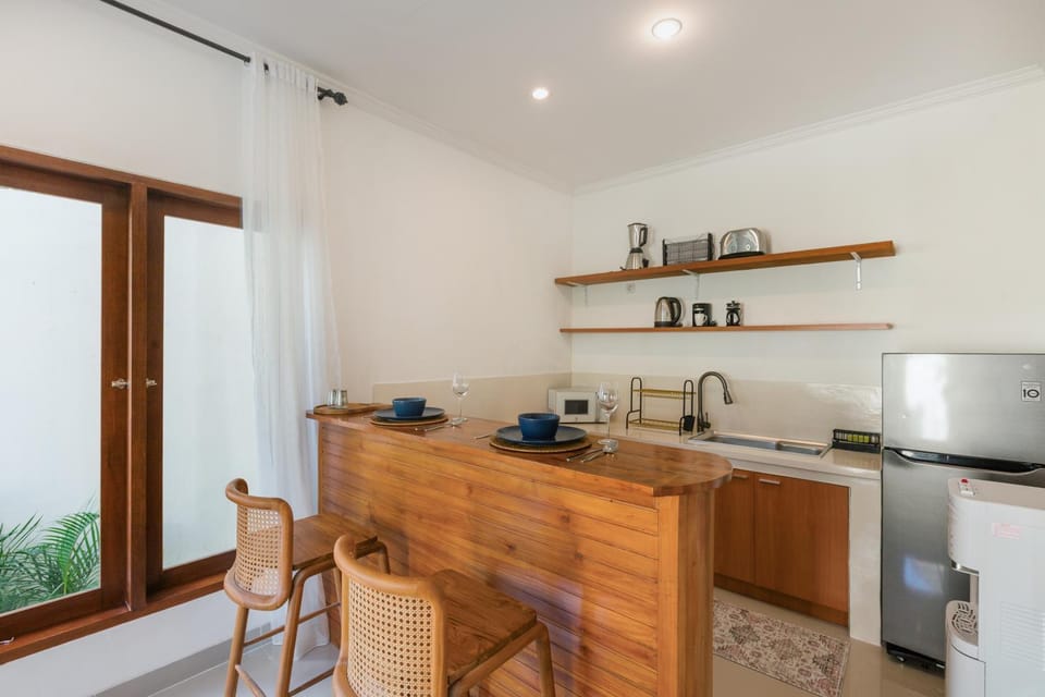 Kitchen or kitchenette, Dining area