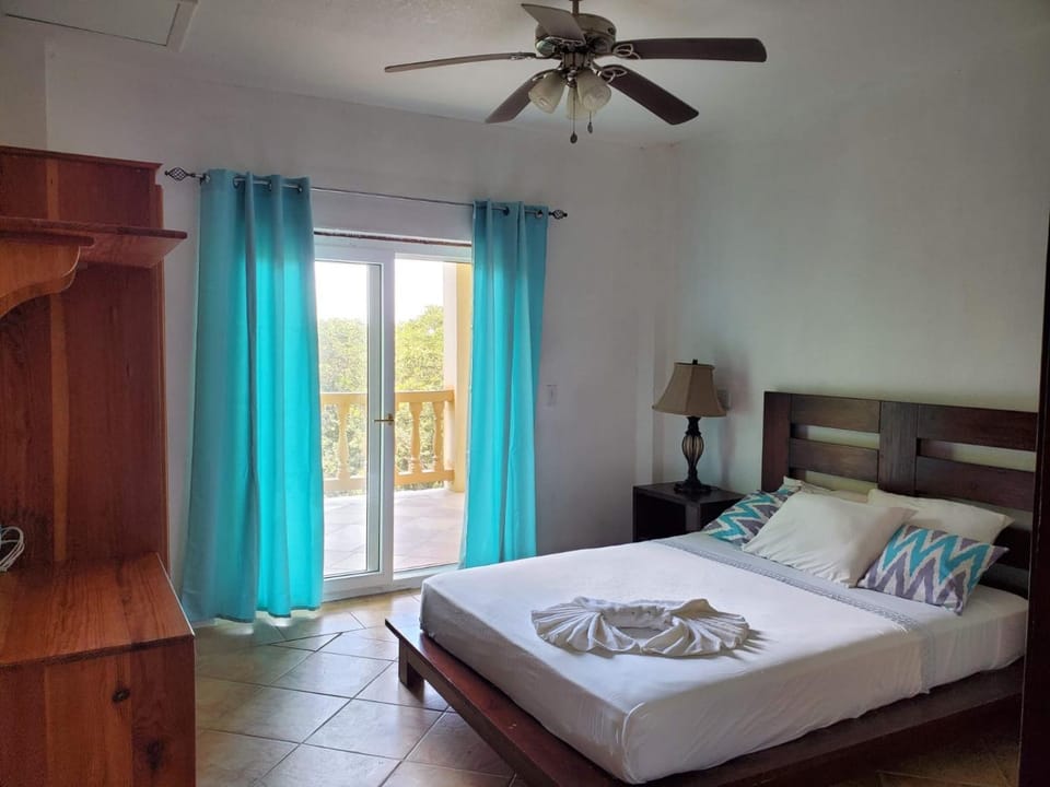 West End Private Room Free Airport Shuttle Vacation rental in West End
