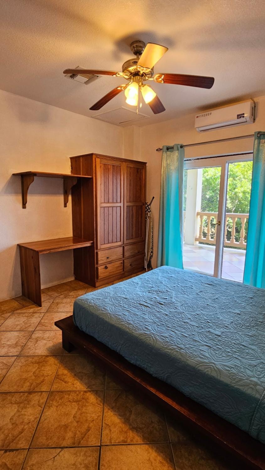 West End Private Room Free Airport Shuttle Vacation rental in West End