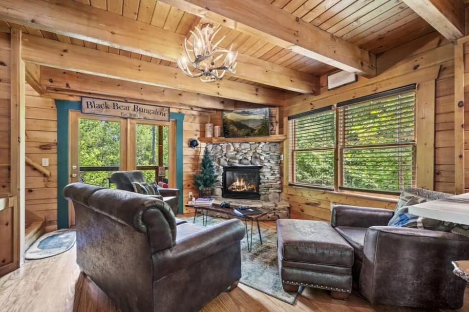 Theater Cabin with Hot Tub and Fire Pit, Sleeps 7 Cabin in Gatlinburg