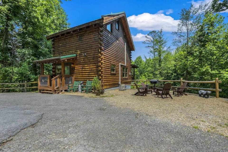 Theater Cabin with Hot Tub and Fire Pit, Sleeps 7 Cabin in Gatlinburg