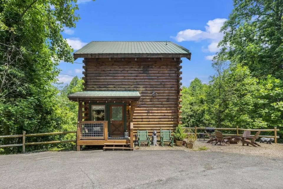 Theater Cabin with Hot Tub and Fire Pit, Sleeps 7 Cabin in Gatlinburg