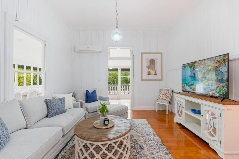 Queenslander By The Bay - Provincial Coastal Escape House in Hervey Bay