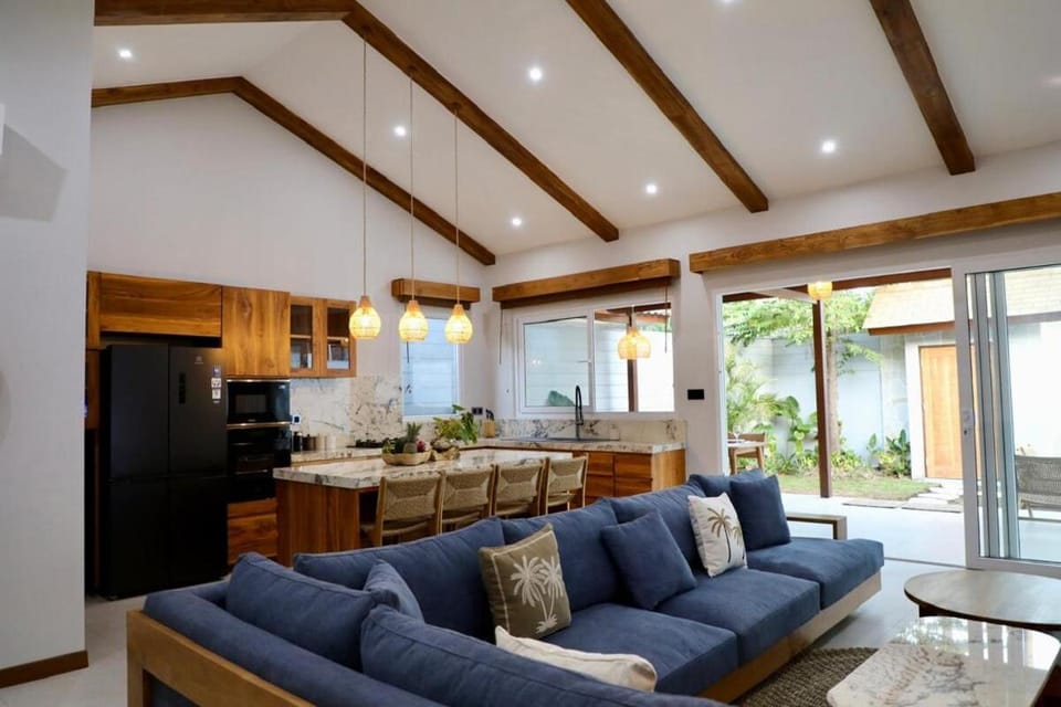TV and multimedia, Kitchen or kitchenette, Living room, Seating area, Dining area, Garden view