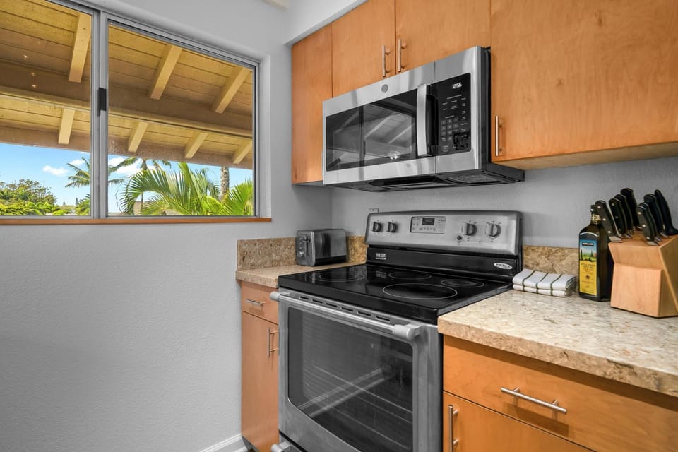 Kitchen or kitchenette, oven, toaster