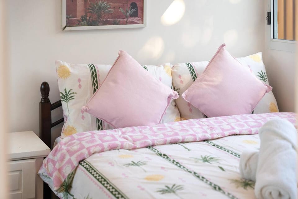 Bed, Bedroom, towels