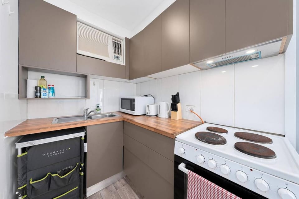 Coffee/tea facilities, Kitchen or kitchenette, microwave, oven, stove