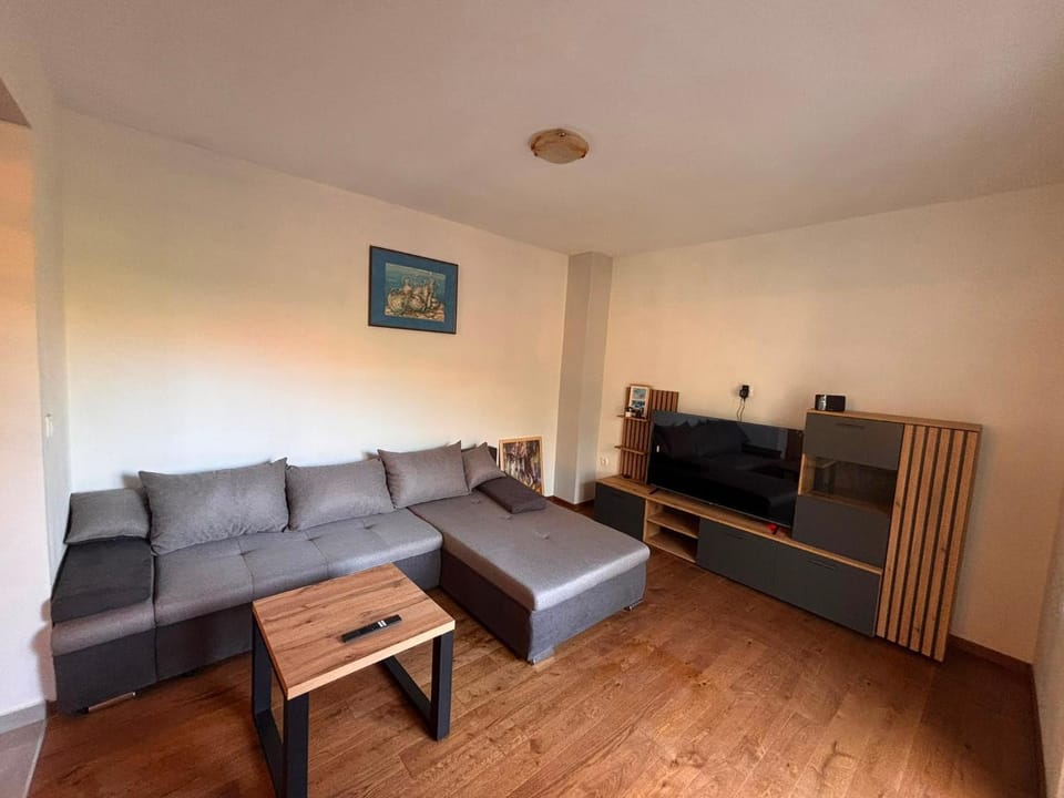 Bed, TV and multimedia, Living room