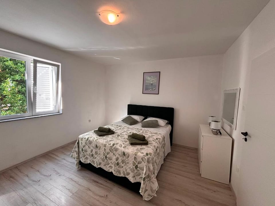 Bed, Bedroom, Garden view