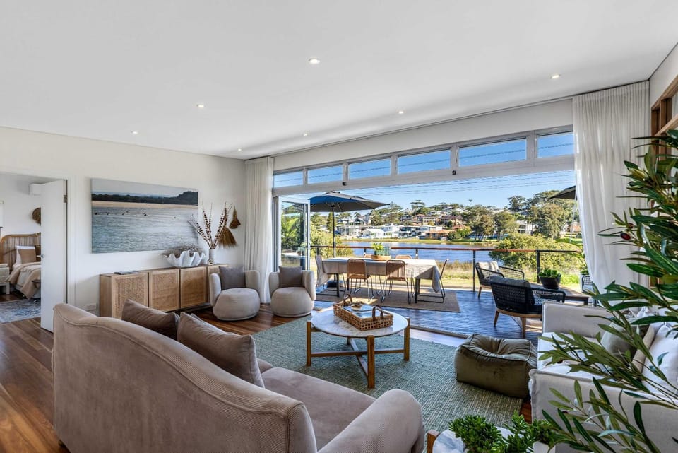 Lakefront Home I Walk to Terrigal Beach House in Terrigal
