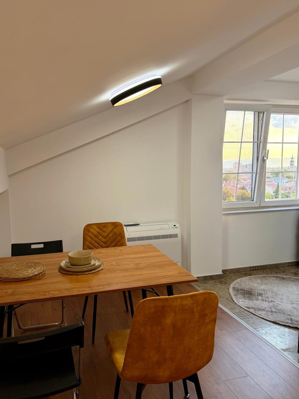 Seating area, Dining area, City view