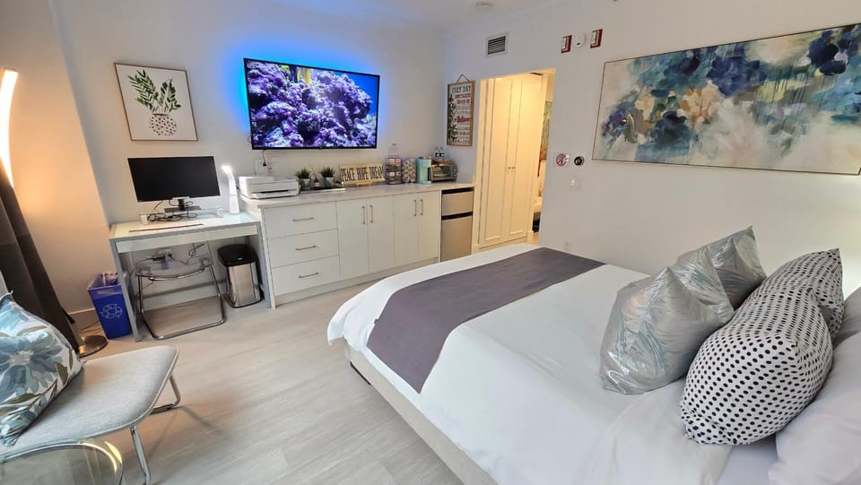 Privately Owned Room in Hotel at 567 Hornby St, Downtown Vancouver Apartment hotel in Vancouver