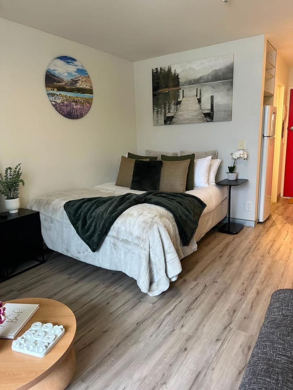 Lake View Studio & Balcony Sleeps 3 Apartment in Queenstown