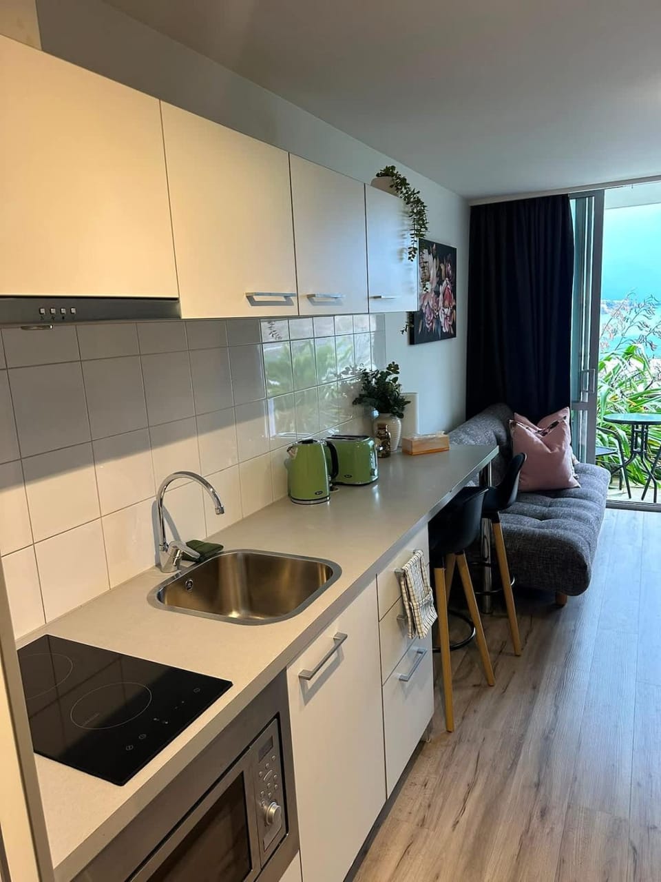 Lake View Studio & Balcony Sleeps 3 Apartment in Queenstown