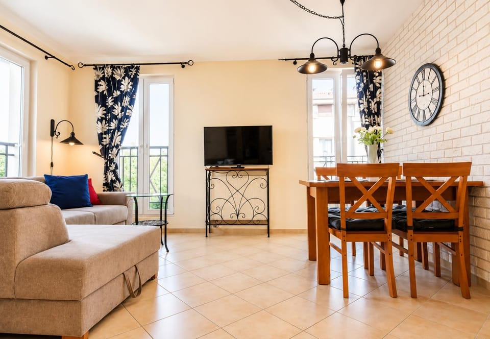 TV and multimedia, Living room, Seating area, Dining area, Evening entertainment
