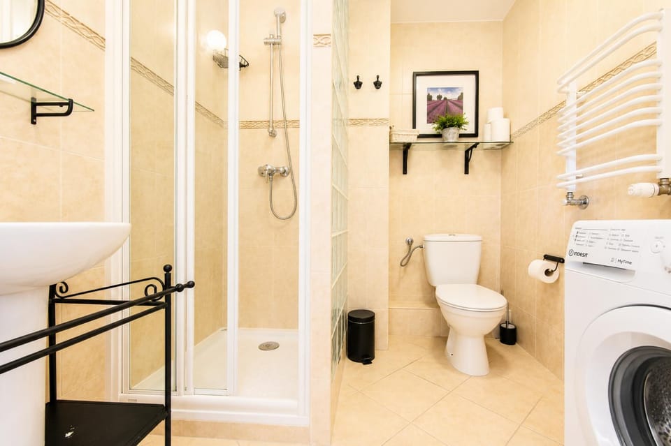 Shower, Toilet, Bathroom, towels, washing machine