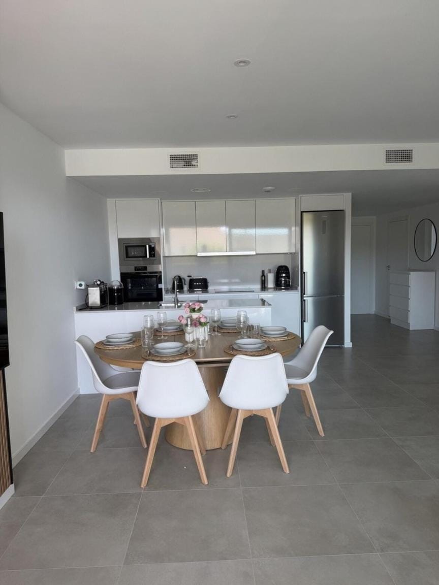 Kitchen or kitchenette, Dining area