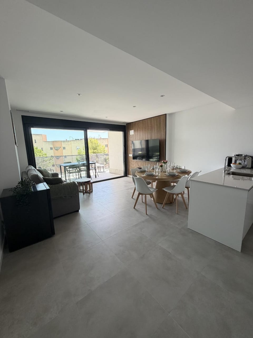 TV and multimedia, Living room, Seating area, Dining area