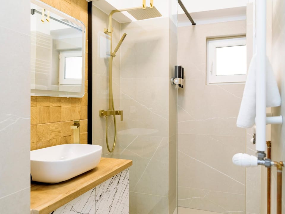 Shower, Toilet, Bathroom, towels