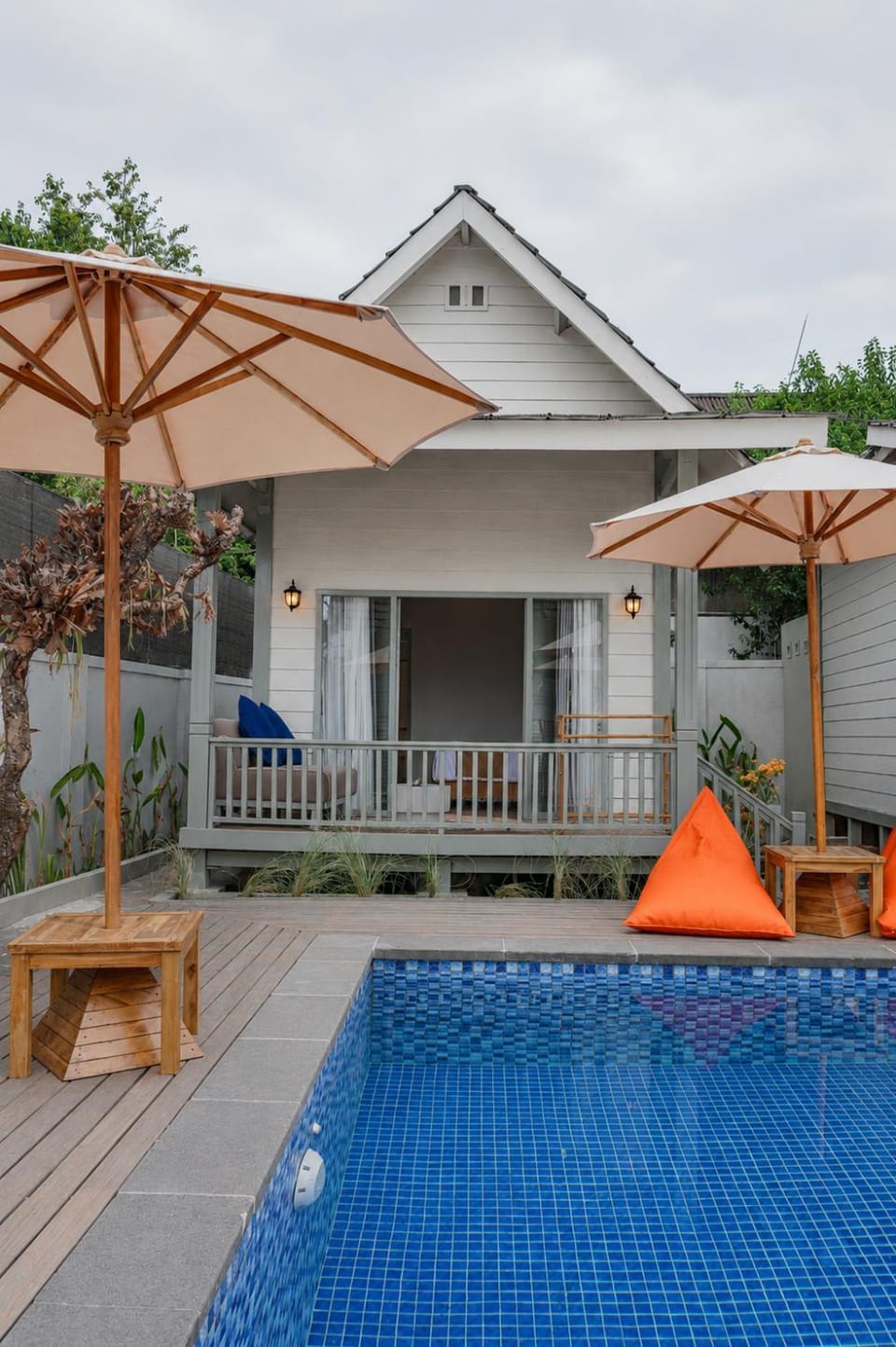 Hu'u Beach Front Hotel Hotel in Pemenang
