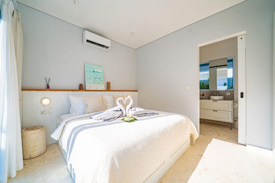 Bed, Photo of the whole room, Bedroom, towels, air conditioner
