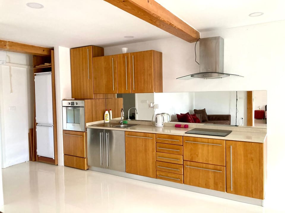 Coffee/tea facilities, Kitchen or kitchenette, oven, stove