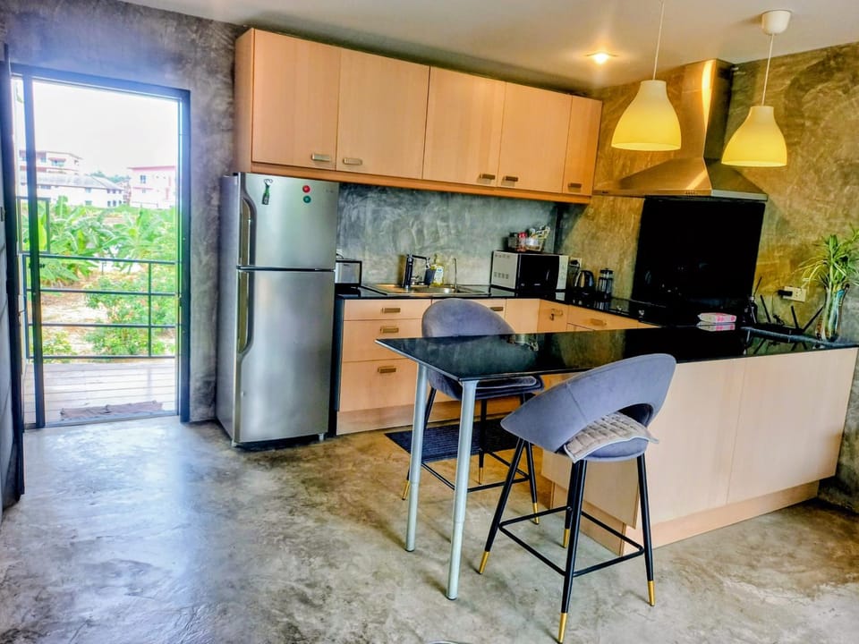 microwave, stove, kitchen