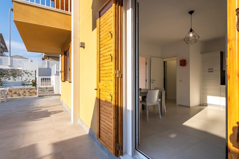 Property building, Patio, Balcony/Terrace