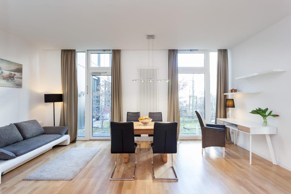 Day, Dining area, Landmark view