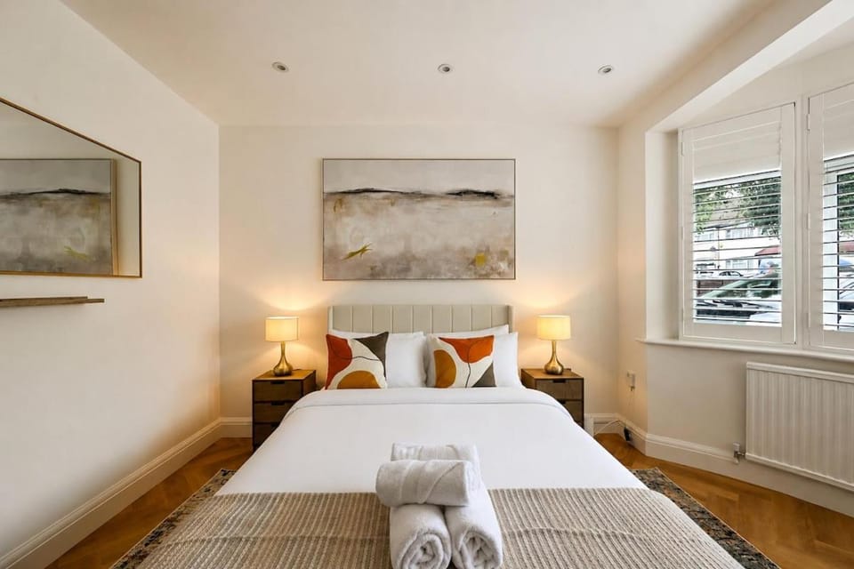 5BR Family Home, Garden, AC, Heathrow Airport House in London Borough of Ealing