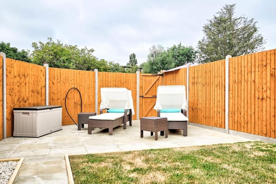 5BR Family Home, Garden, AC, Heathrow Airport House in London Borough of Ealing