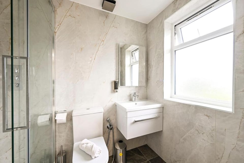 5BR Family Home, Garden, AC, Heathrow Airport House in London Borough of Ealing