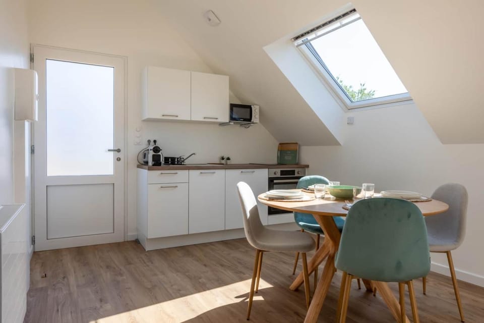 Kitchen or kitchenette, Dining area, stove