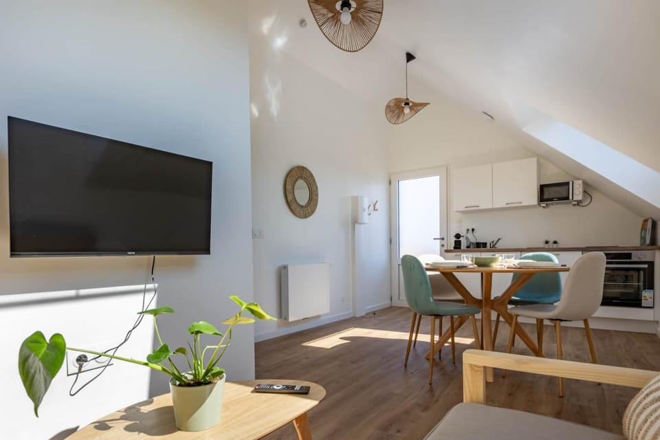 TV and multimedia, Kitchen or kitchenette, Living room, Seating area, Dining area, oven, stove